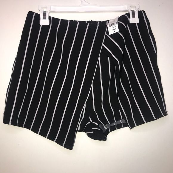 NWT LF black with stripes skort size M - Picture 1 of 9